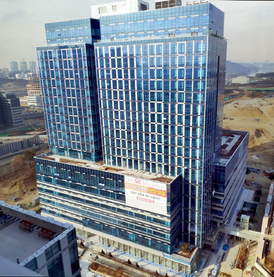 SK건설은 28일 경기도 화성 동탄테크노밸리에 잠실 야구장 2배 규모의 지식산업센터 '동탄 SK V1 센터'가 입주 중이라고 밝혔다. SK건설 제공